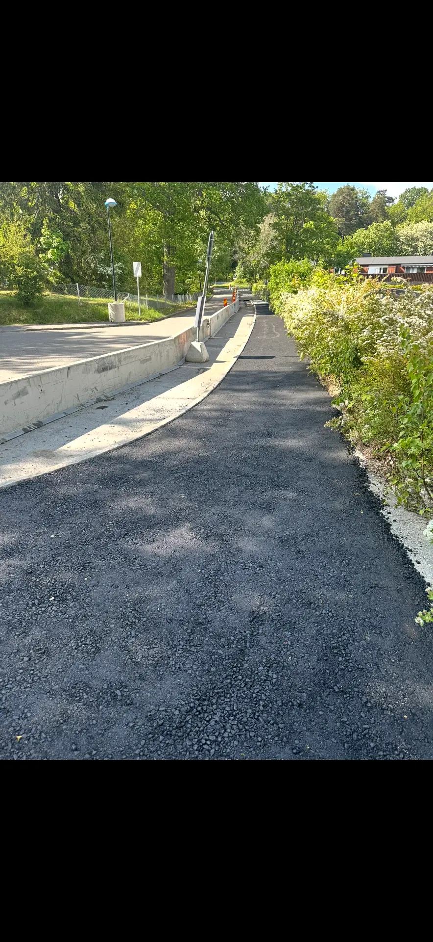 Färdig asfalterad gångbana efter avslutat arbete