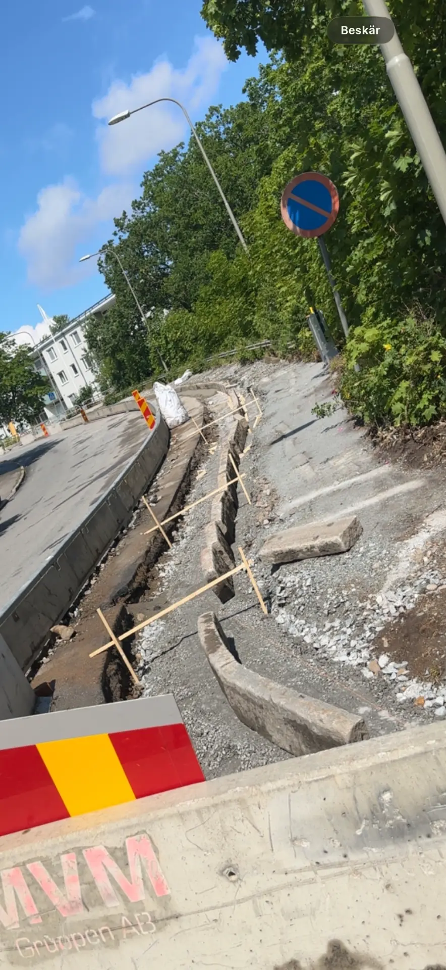 Schakt för kantsten och belysning i sluttning