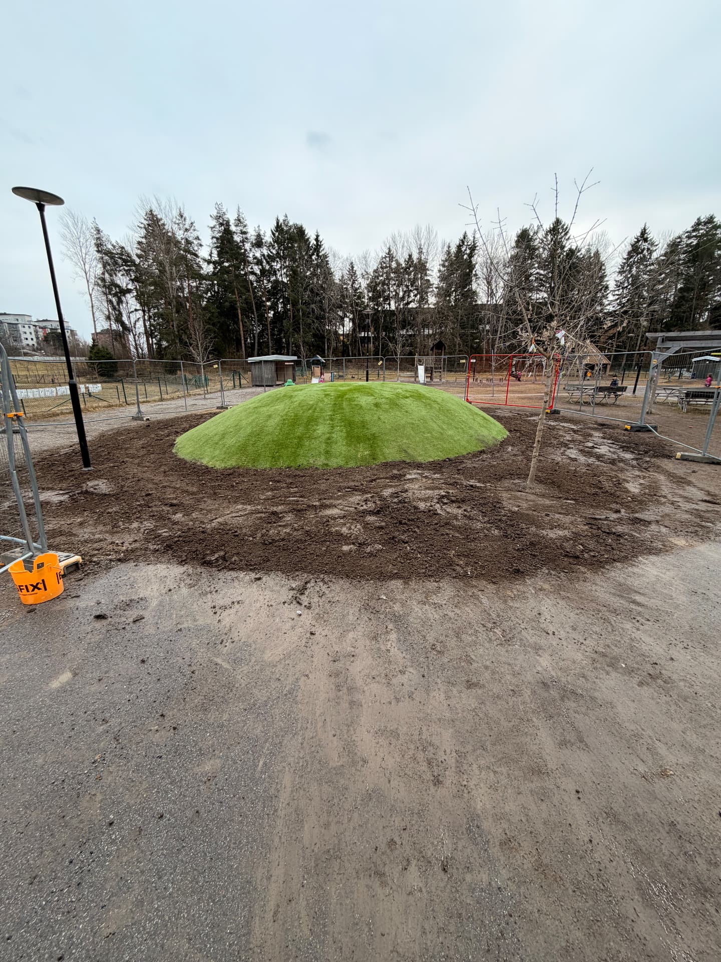 Färdig konstgräskulle på förskolegård i Stockholm